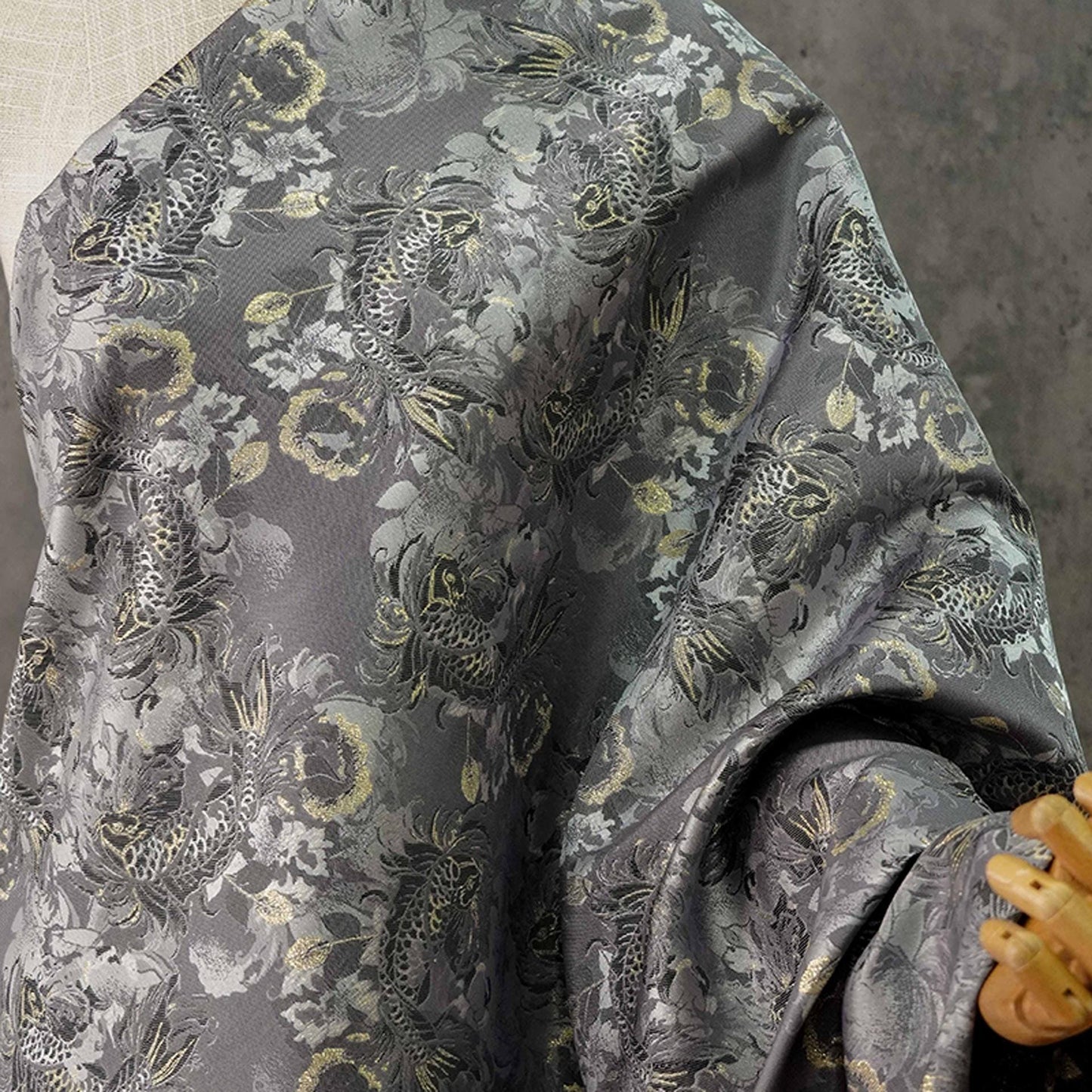 Tissu jacquard à motif de carpe dorée : tissu d'ameublement et de costumes à effet métallisé 3D