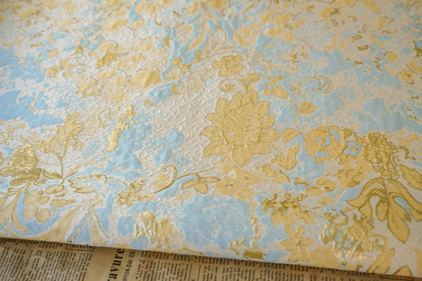 Tissu jacquard à fil doré : texture peinture à l’huile 3D, largeur 140 cm (55 po) – au mètre
