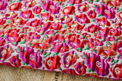 Tissu jacquard floral à fil doré : rouge et rose, 3D, pour ameublement, costumes et décoration - 137 cm de large