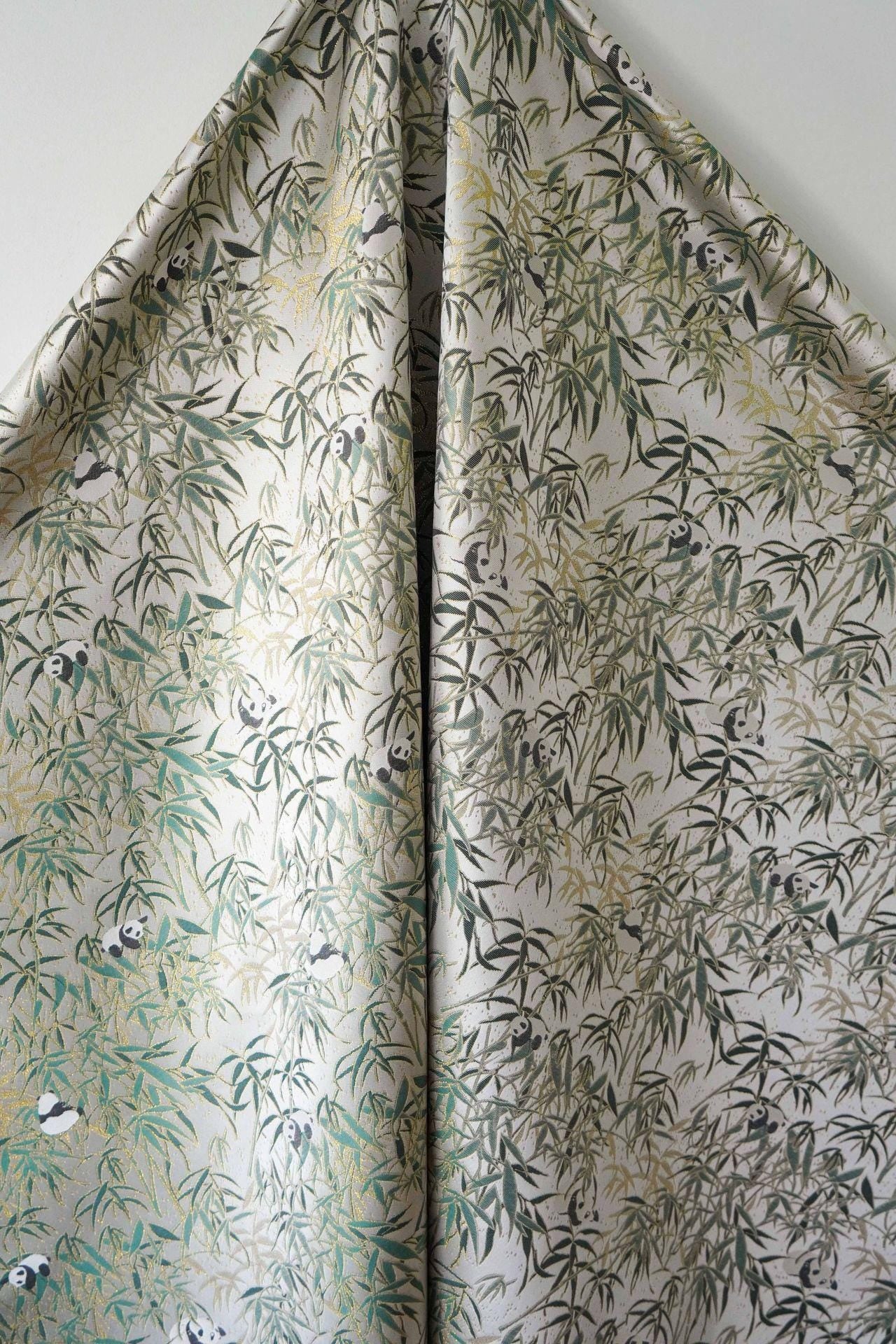Tissu jacquard double face à motif de feuilles de bambou panda avec fils dorés, largeur 60 pouces