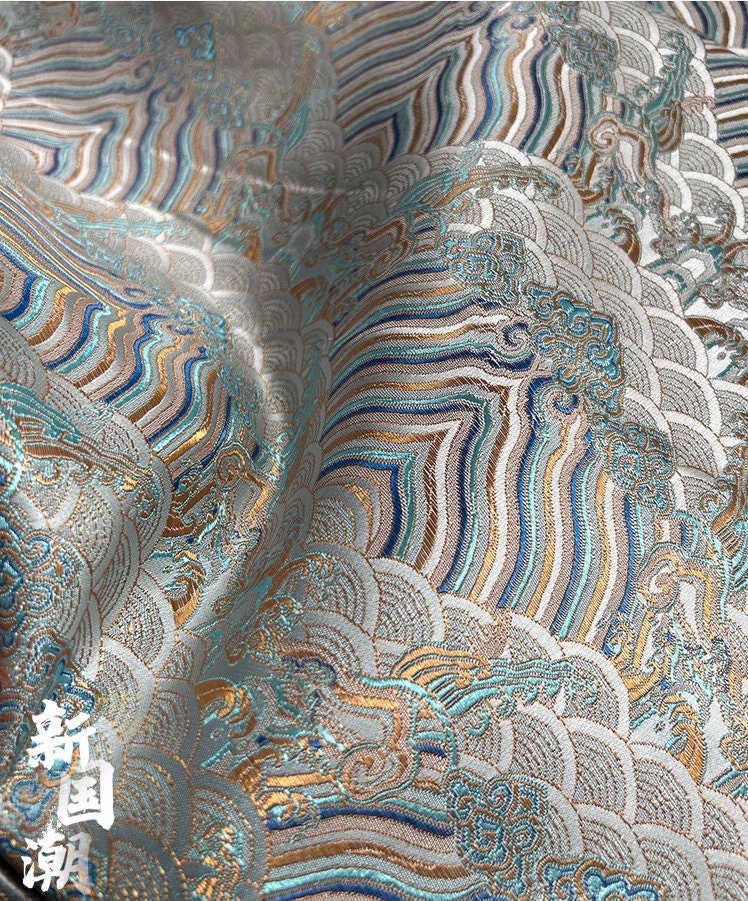 Tissu brocart à motif vagues océaniques : jacquard de rayonne de soie blanc argenté, 140 cm de large