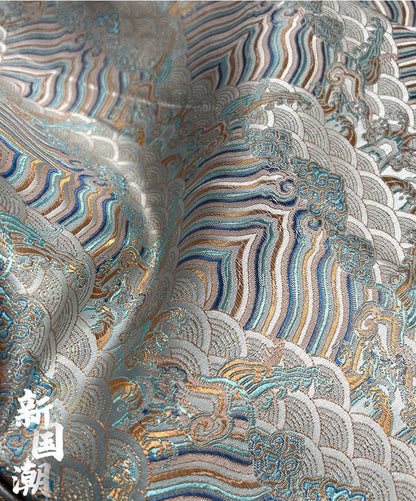 Tissu brocart à motif vagues océaniques : jacquard de rayonne de soie blanc argenté, 140 cm de large