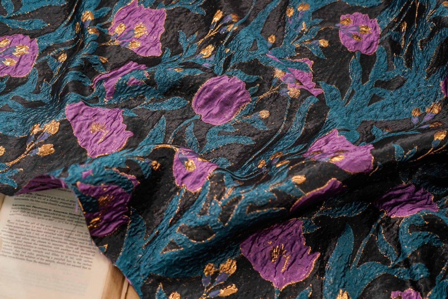Tissu jacquard à fils dorés : motif tulipe rétro 3D, 142 cm de large