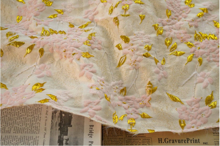 Tissu jacquard floral à fils dorés : 130 cm de large, pour l’ameublement et la confection de costumes