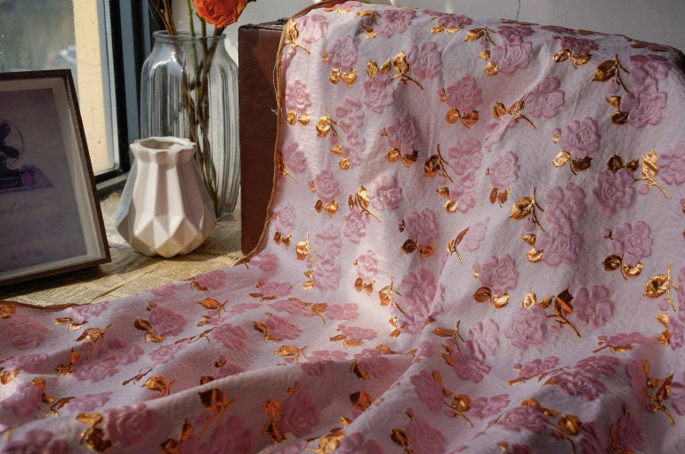 Tissu jacquard floral rose et or : tissu de créateur de 140 cm de large