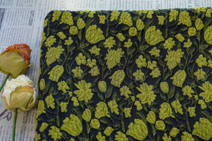 Tissu noir vintage gaufré à petits motifs floraux verts jacquard - Matériel de patchwork et de couture - Large