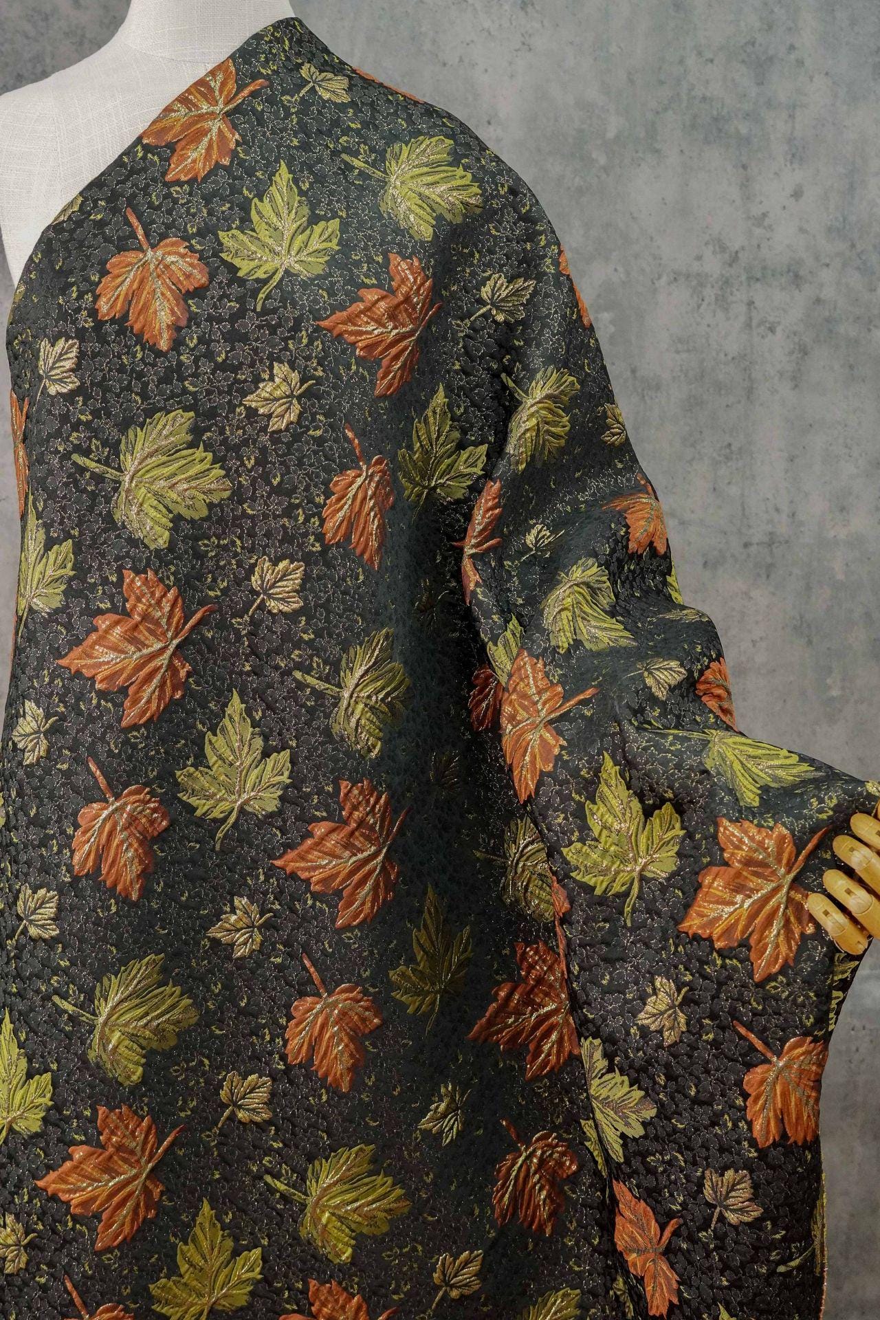 Tissu jacquard brocart vintage : motif feuille d’érable en relief et fils dorés, 152 cm de large
