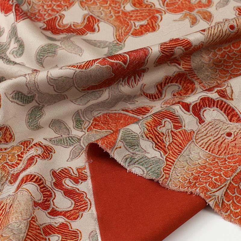 Tissu satin de soie à motif de thé Double Fish : 150 cm de large. Idéal pour l'ameublement, les costumes et les cheongsams.