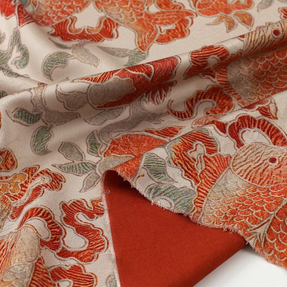 Tissu satin de soie à motif de thé Double Fish : 150 cm de large. Idéal pour l'ameublement, les costumes et les cheongsams.