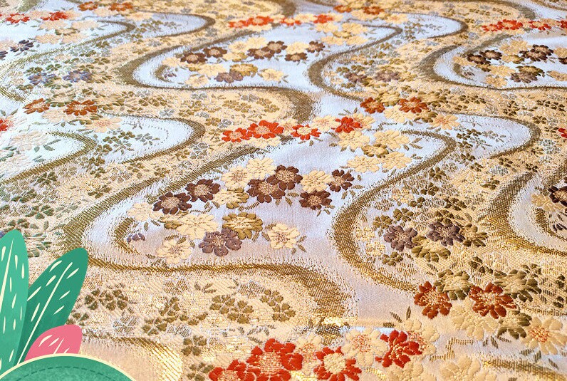 Tissu jacquard floral Nishijin : brocart de soie noir et or