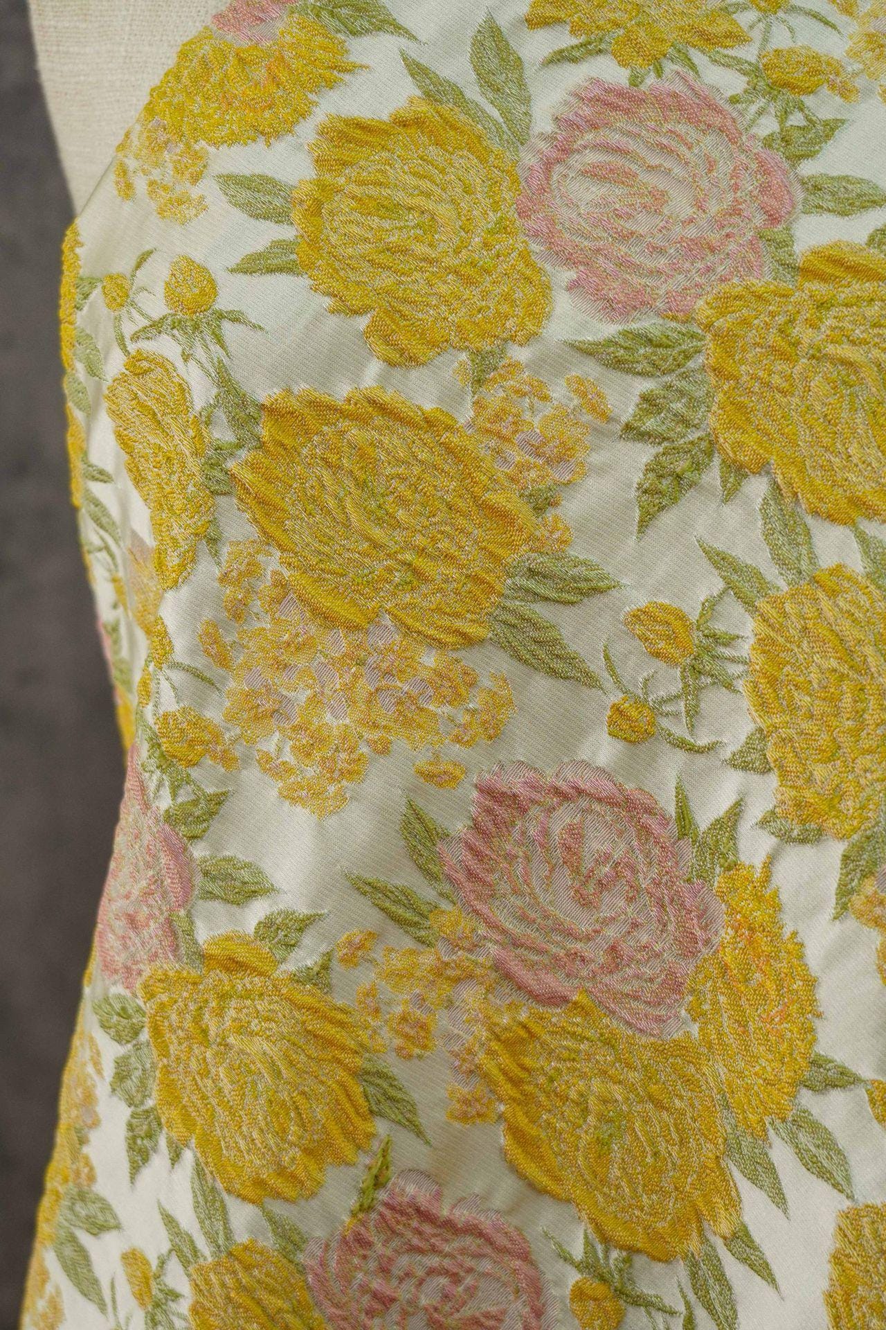 Tissu jacquard à roses en relief « Revêtement floral style campagne française » Large