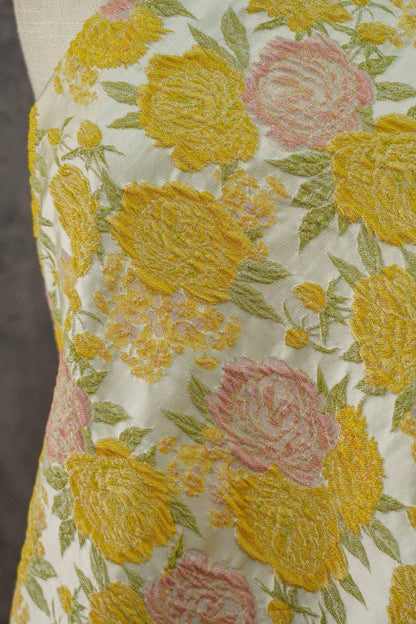 Tissu jacquard à roses en relief « Revêtement floral style campagne française » Large