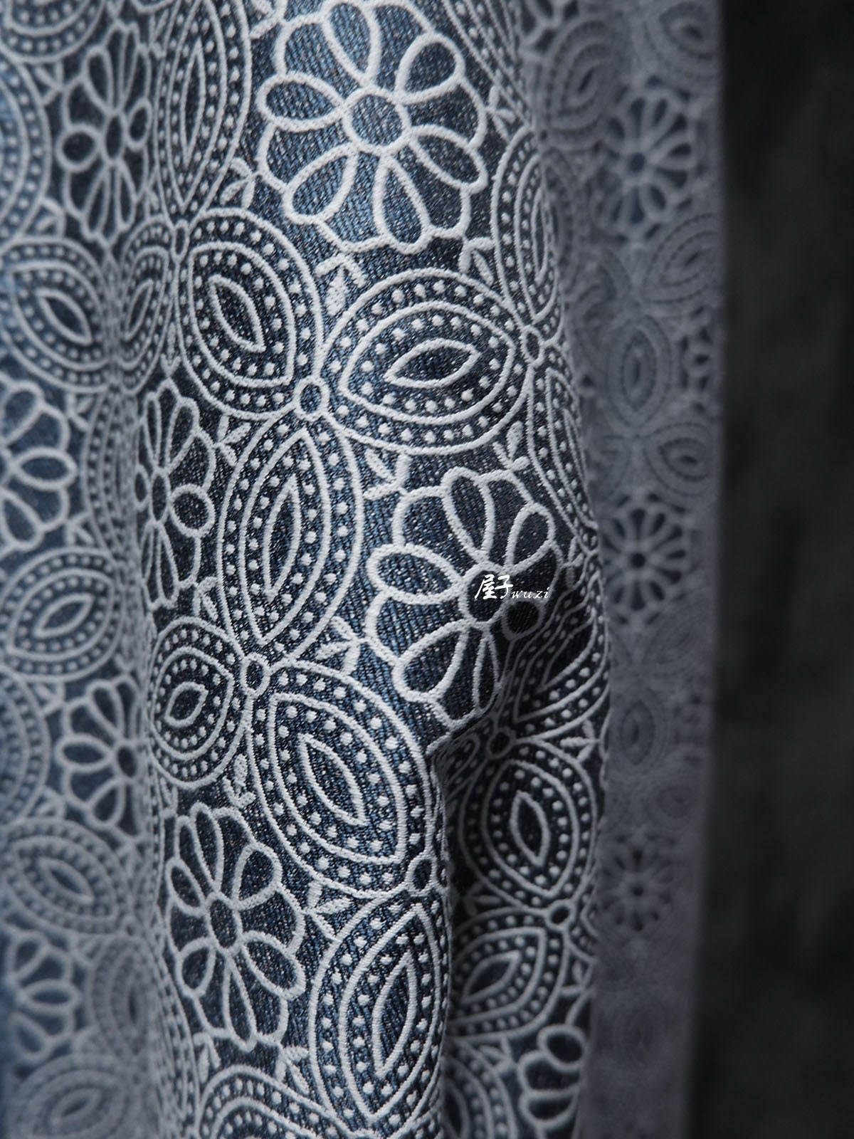 Tissu denim jacquard à motif floral : Matière première pour la couture, 145 cm