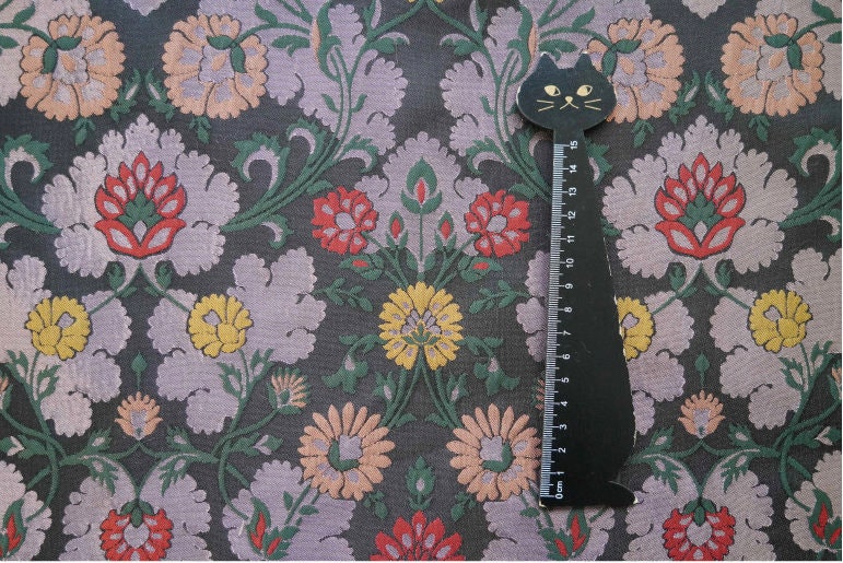 Tissu jacquard à motif floral : polyester texturé 3D, largeur 142 cm