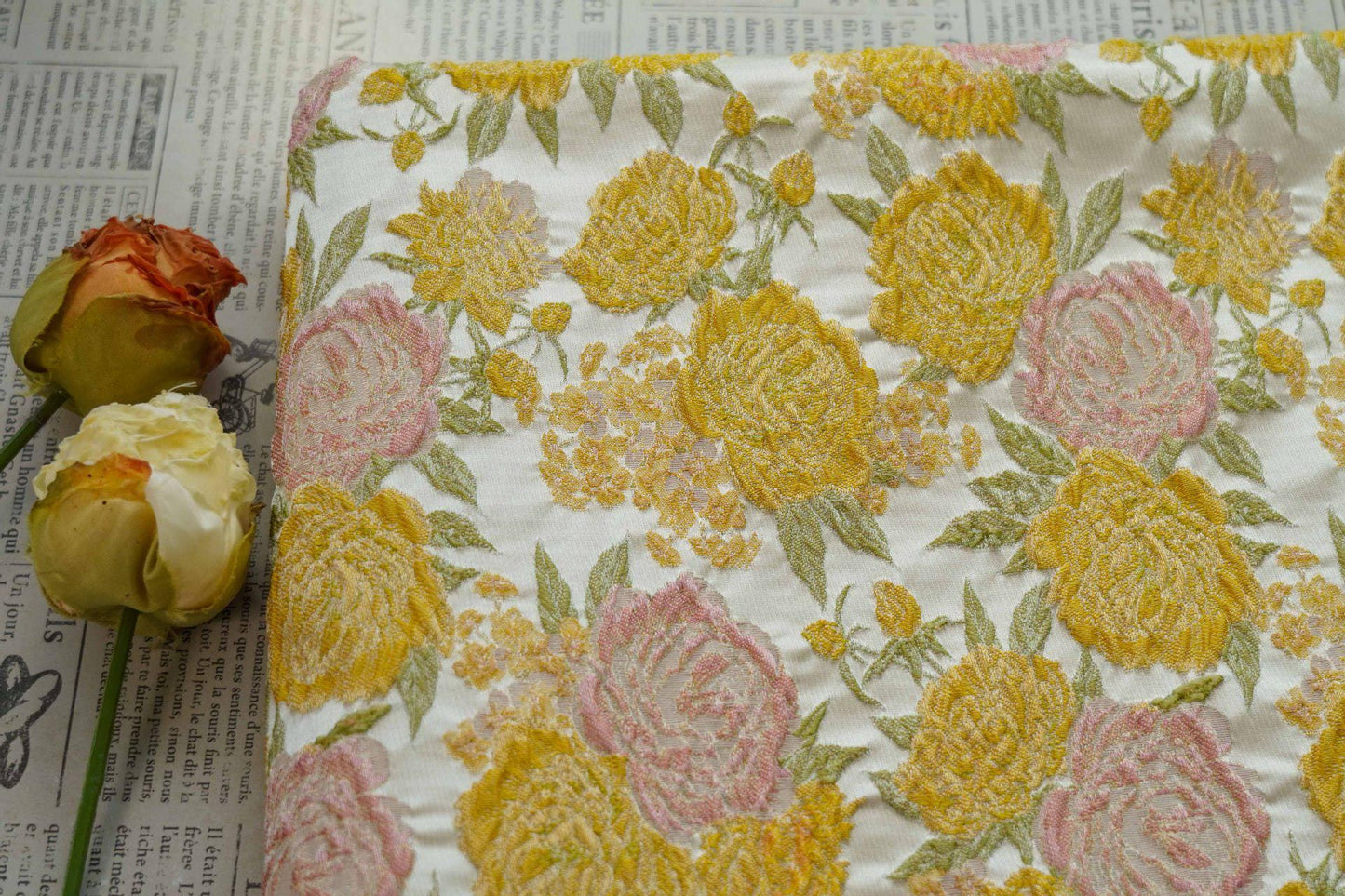 Tissu jacquard à roses en relief « Revêtement floral style campagne française » Large