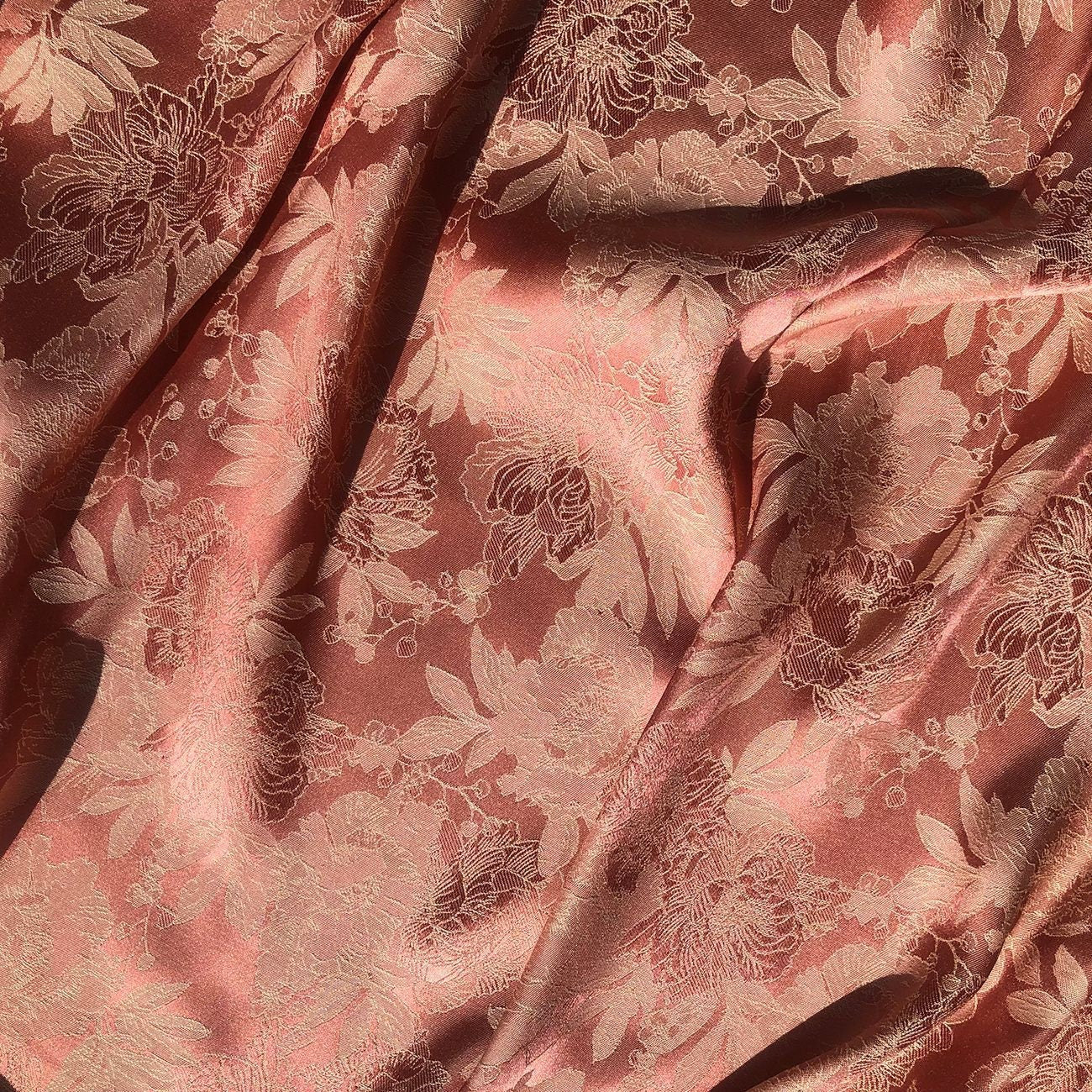 Tissu jacquard pivoine : 145 cm de large, mélange coton-rayonne, pour ameublement et costumes.