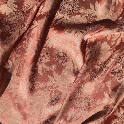 Tissu jacquard pivoine : 145 cm de large, mélange coton-rayonne, pour ameublement et costumes.