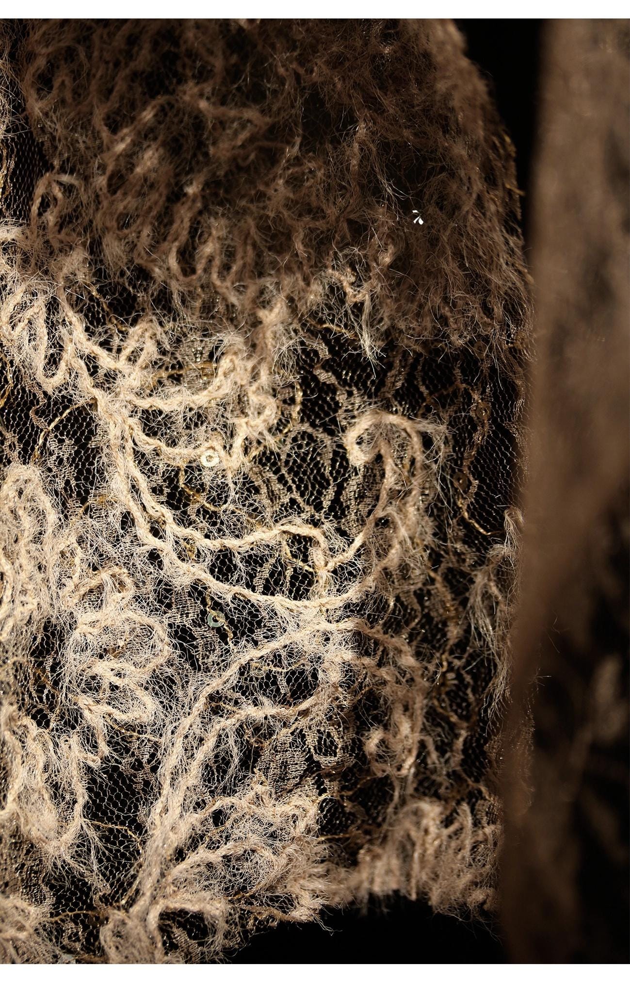 Tissu en dentelle brodée de sequins : Haute Couture marron transparent peluche, 127 cm de large