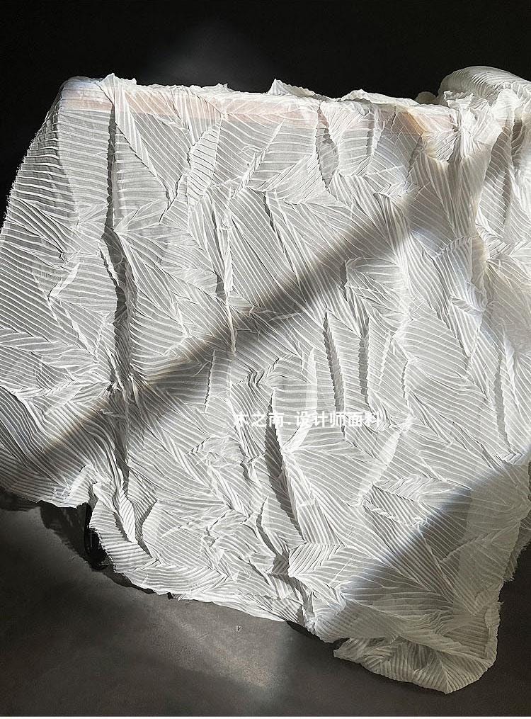 Crêpe plissé : texture pressée à la main, 140 cm de large