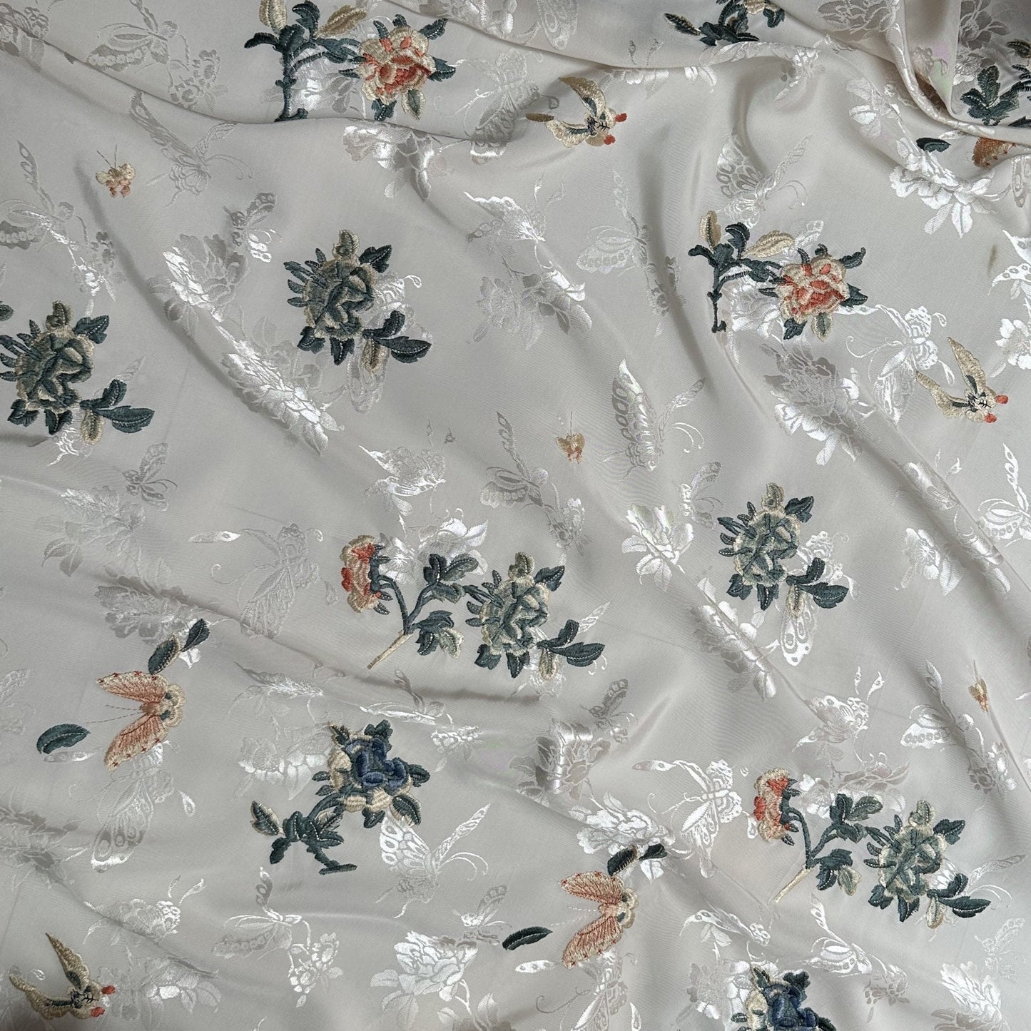 Tissu brodé à motifs floraux : mélange coton-rayonne de 150 cm de large