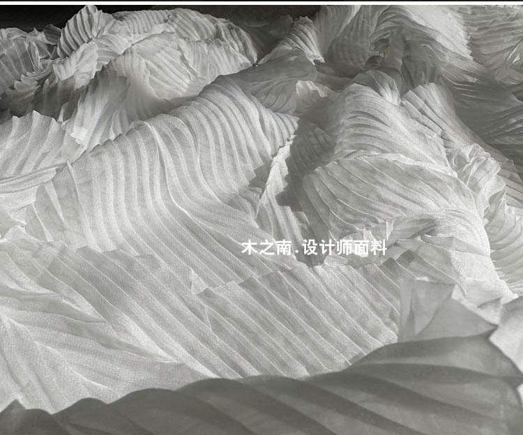 Crêpe plissé : texture pressée à la main, 140 cm de large