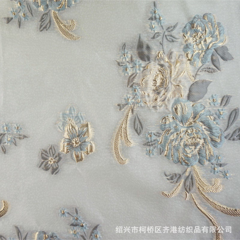 Tissu jacquard organza pivoine phénix : fil doré élégant (57 po L)