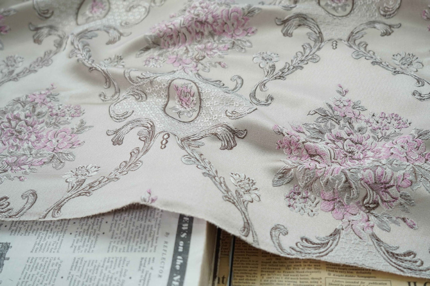 Tissu jacquard brocart style palais rétro : revêtement en polyester de 150 cm de large
