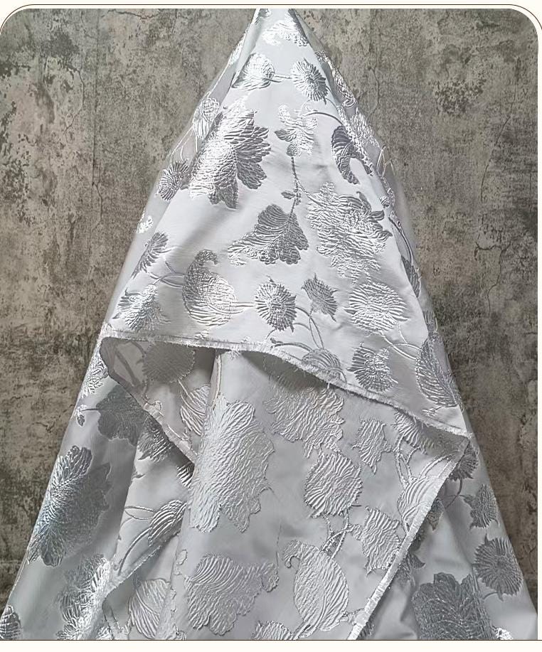 Tissu jacquard argenté à motif floral ��� Broca à grandes fleurs en relief 3D"Large