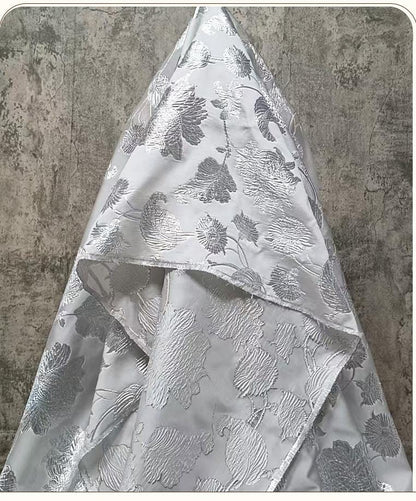 Tissu jacquard argenté à motif floral ��� Broca à grandes fleurs en relief 3D"Large