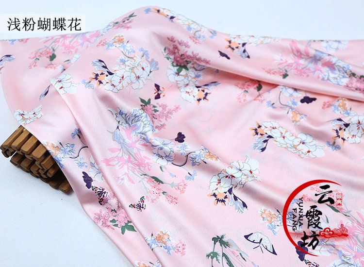 Tissu satiné imprimé floral : matière polyester douce, largeur 150 cm