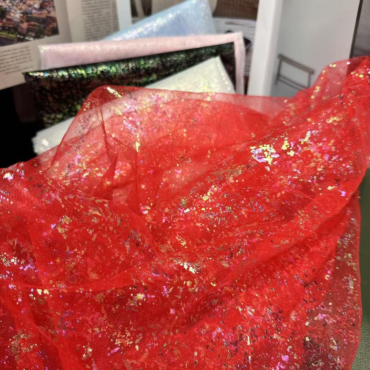 Tissu en maille holographique rigide effet sirène ��� Tulle orné de feuilles métallisées pour robes DIY et décorations de fête, vendu au ya"Large