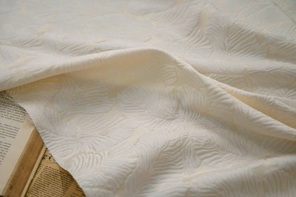 Tissu jacquard crème à motif de feuilles en relief : 152 cm de large, polyester, matériau de couture