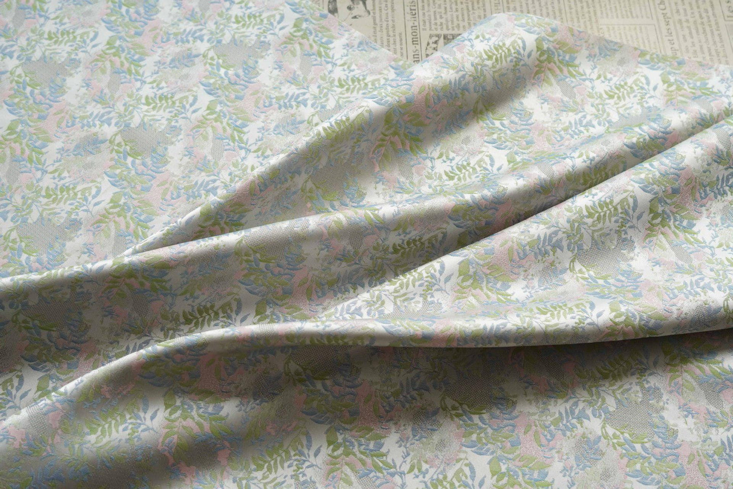Tissu brocart magnolia gris clair : couture de cheongsam chinois et de robe tibétaine