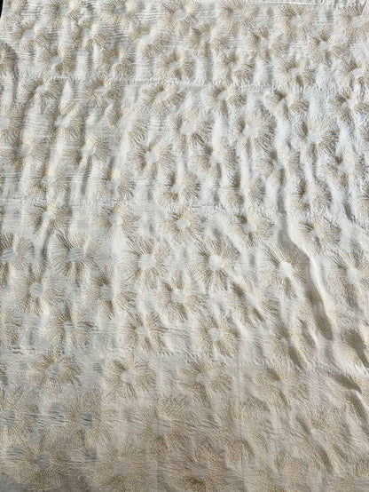 Tissu en soie de mûrier brodé de tournesols et de fils d'or - 114 cm de large