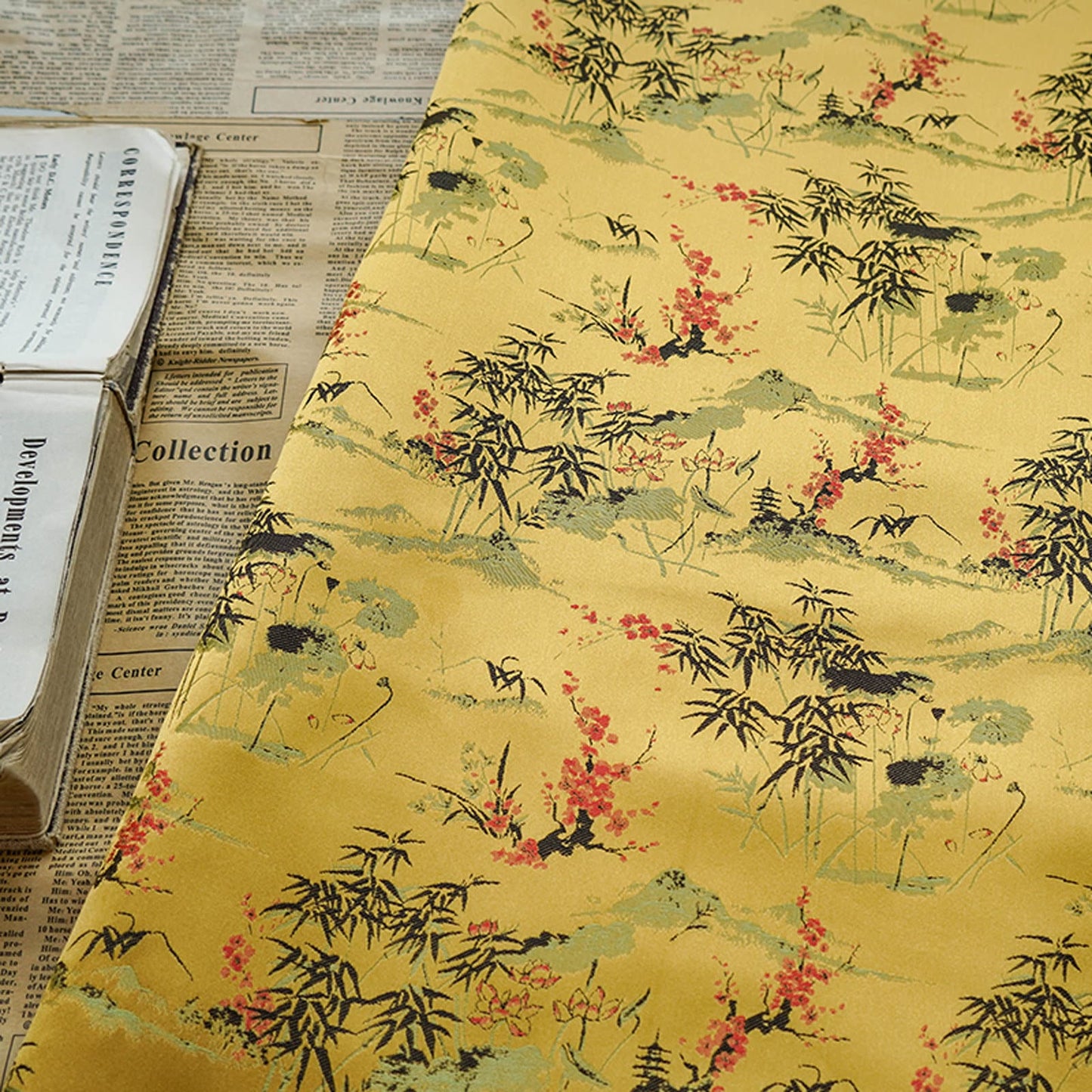 Tissu satiné brocart damassé doré : tapisserie florale, 152 cm de large