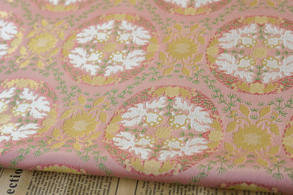 Tissu jacquard à fil doré : motif poisson et lotus en relief, largeur 140 cm