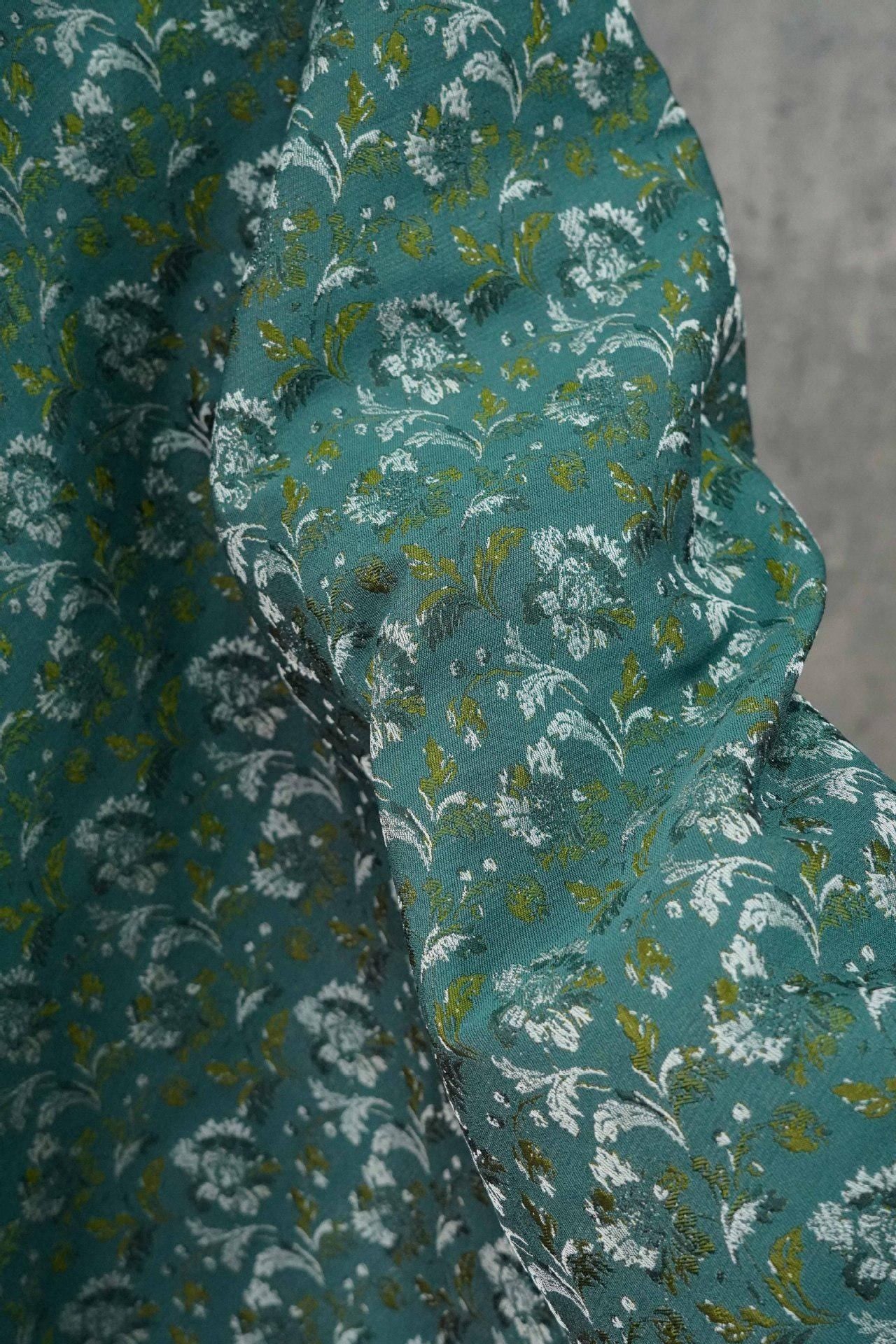 Tissu jacquard floral turquoise : matériau tissé couleur pour la couture et l'ameublement