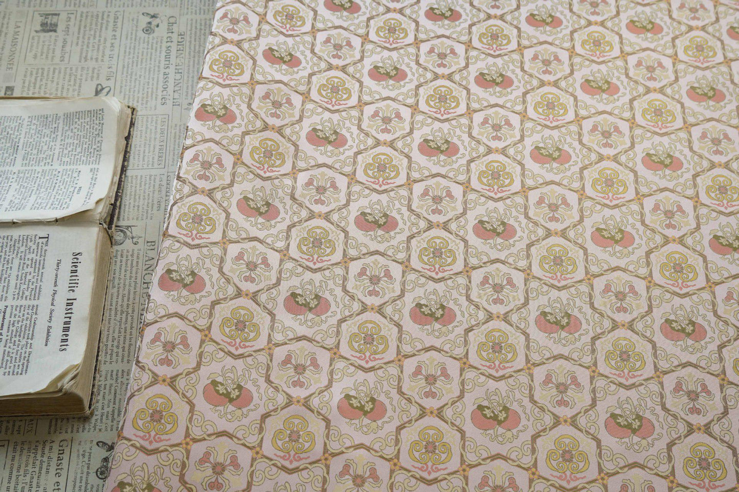 Tissu cheongsam en brocart rose clair : Huit trésors Ruyi, 150 cm de large