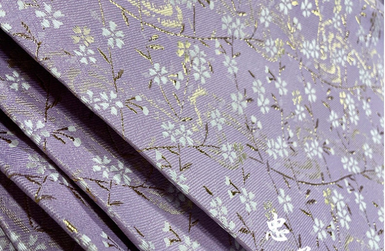 Tissu brocart Nishijin Ori : Robe kimono japonaise lilas, fil d'or (55 pouces de large)