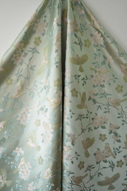 Tissu jacquard à fil doré : texture cloisonnée florale 3D avec oiseaux