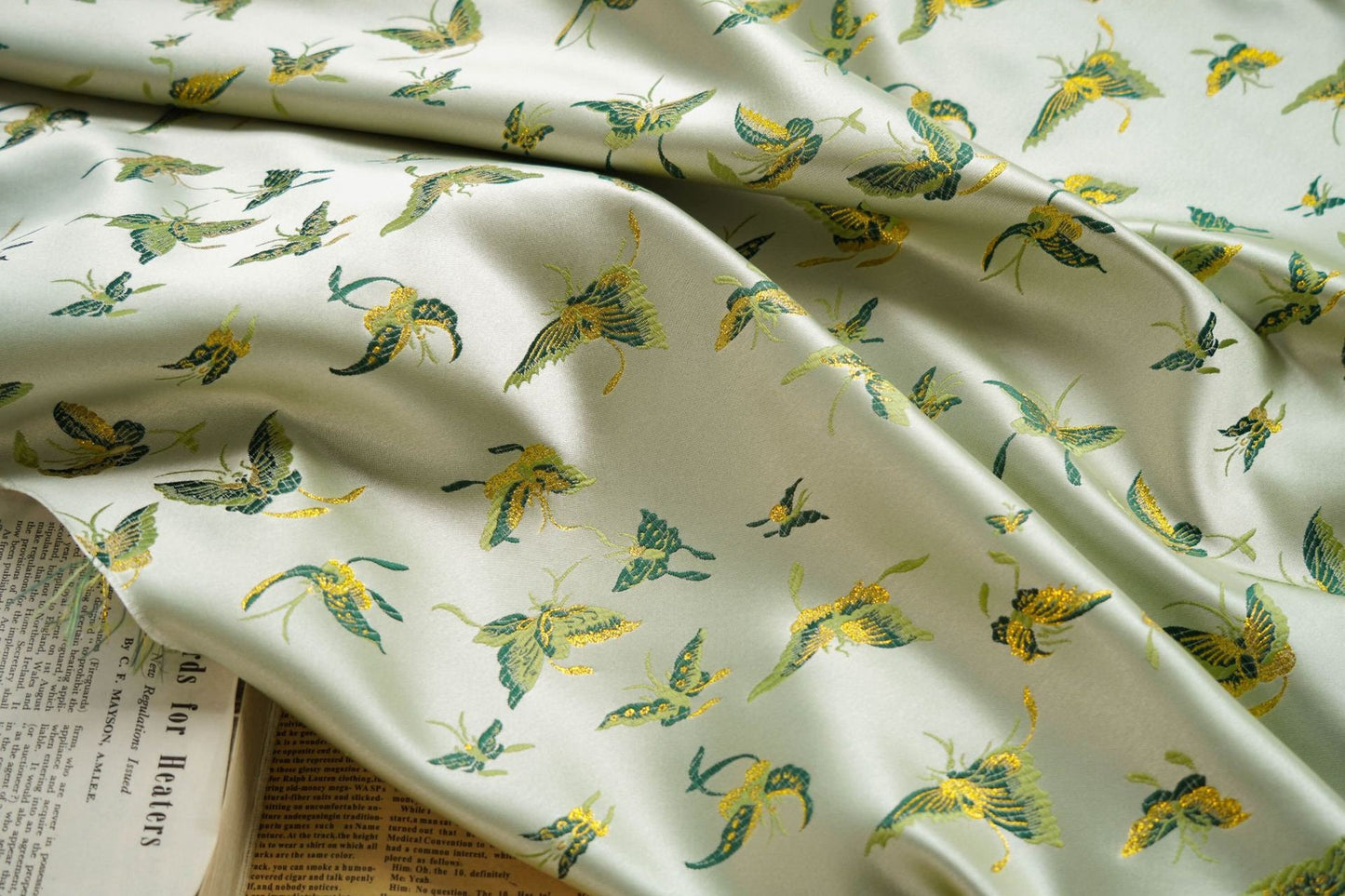 Tissu brocart vert clair à motifs papillons : robe tibétaine, cheongsam, décoration - 150 cm de large