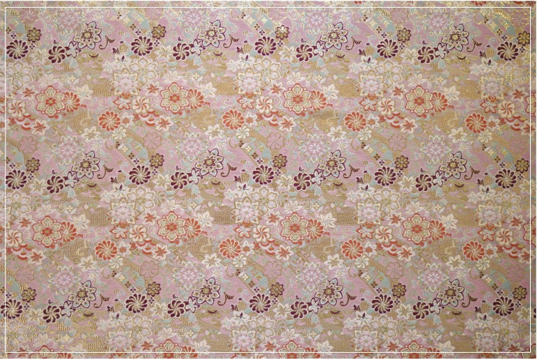 Tissu brocart japonais à fil d'or : Damas floral de bon augure (largeur 60")