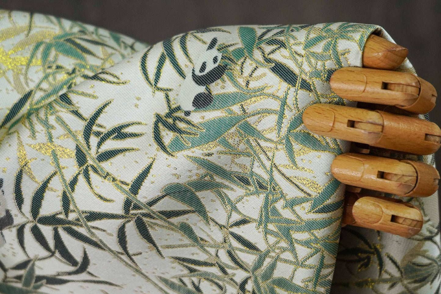 Tissu jacquard double face à motif de feuilles de bambou panda avec fils dorés, largeur 60 pouces