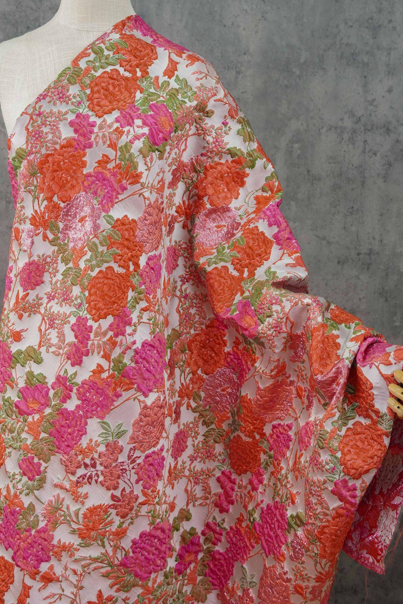 Tissu rose à motif floral en relief : mélange polyester-rayonne de 132 cm de large