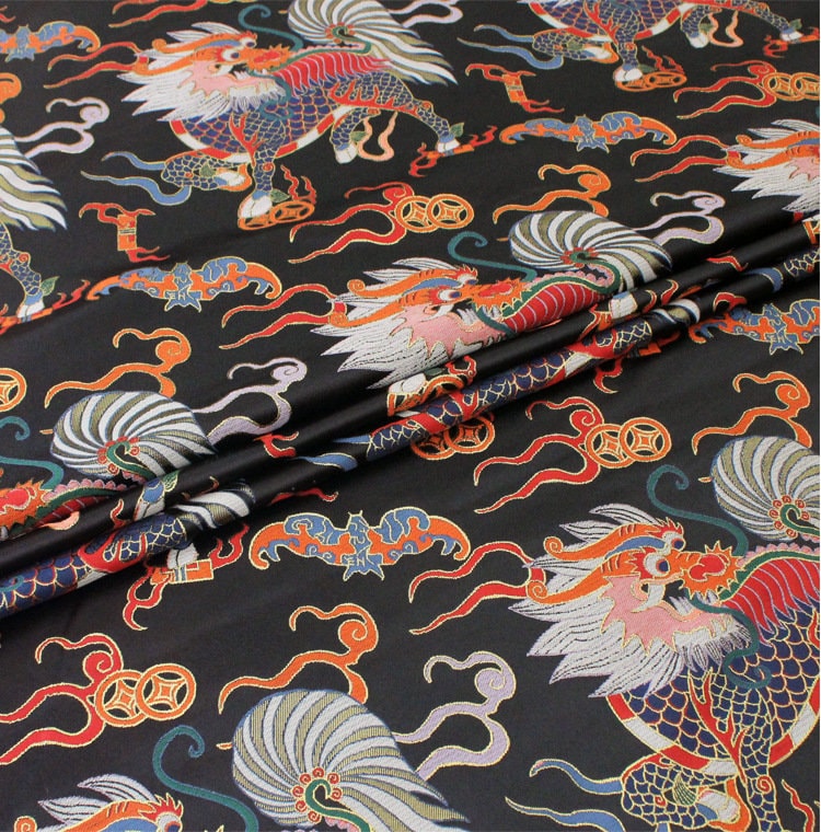 Tissu brocart de soie Kirin : Jacquard noir et rouge, 74 cm de large