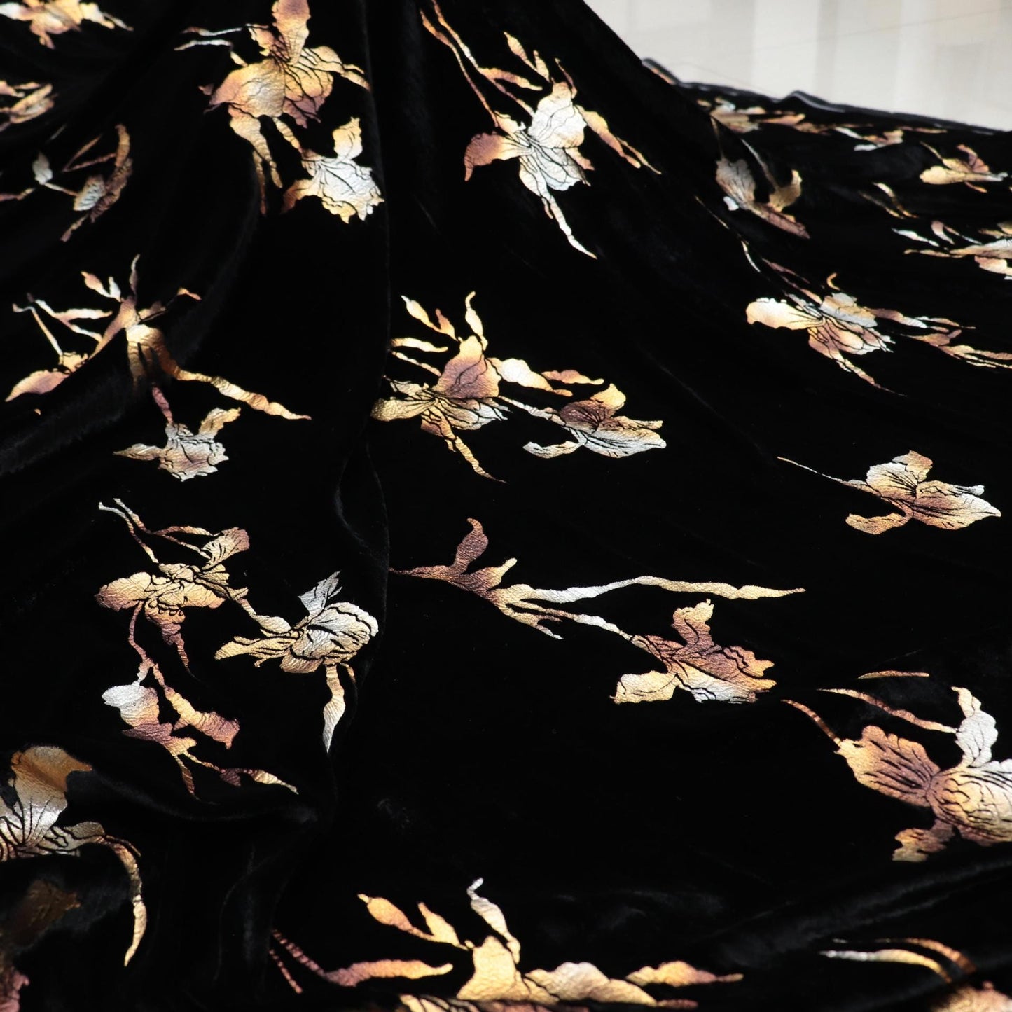 Tissu velours noir : imprimé floral doré, 140 cm de large