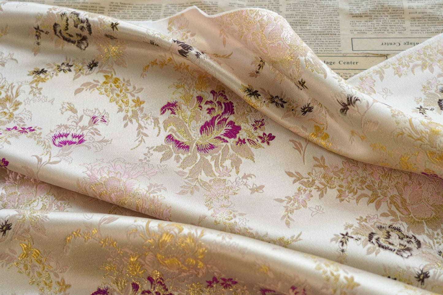 Tissu Jacquard Palais Beige et Or : Coton damassé gaufré, 165 cm de large