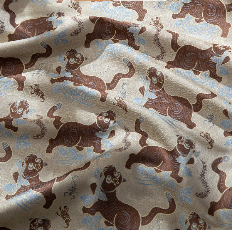 Tissu brocart jacquard Totem 59 po de large : style tibétain impérial