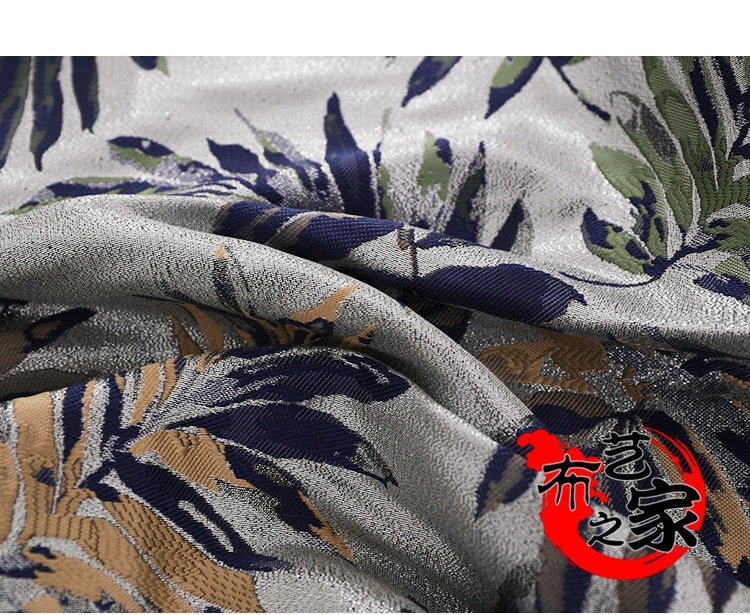 Tissu jacquard argenté : 150 cm de large. Idéal pour l’ameublement, les costumes et la décoration.
