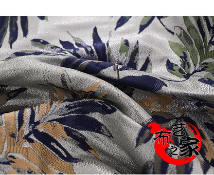 Tissu jacquard argenté : 150 cm de large. Idéal pour l’ameublement, les costumes et la décoration.